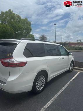 Blizzard Pearl 2017 Toyota Sienna XLE