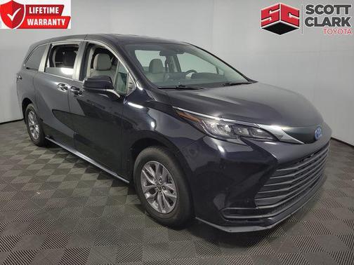2024 Toyota Sienna LE
