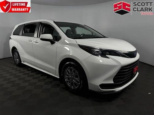 2024 Toyota Sienna LE