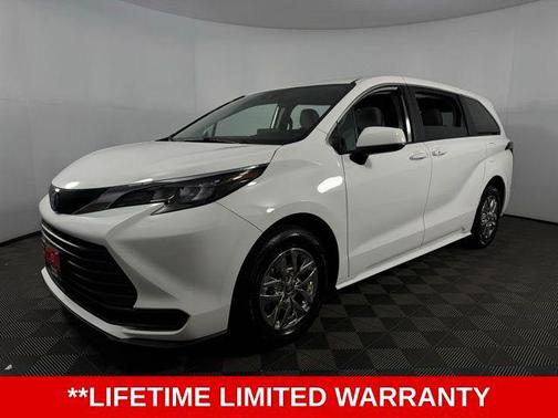 2024 Toyota Sienna LE