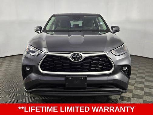 Magnetic Gray Metallic 2025 Toyota Highlander LE