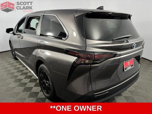 2023 Toyota Sienna LE