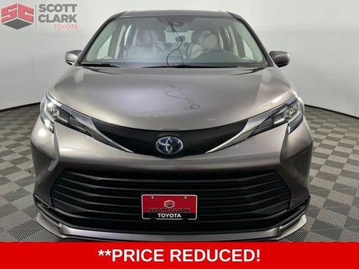 2023 Toyota Sienna LE
