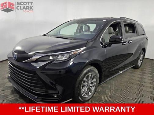 2025 Toyota Sienna XLE 8 Passenger