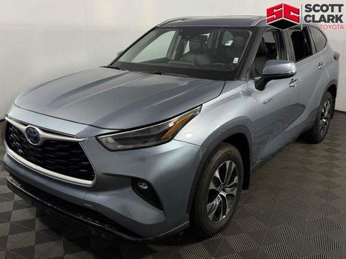 Moon Dust 2021 Toyota Highlander Hybrid XLE