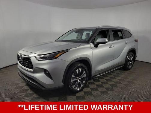 Celestial Silver Metallic 2024 Toyota Highlander XLE