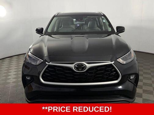 Midnight Black Metallic 2024 Toyota Highlander XLE