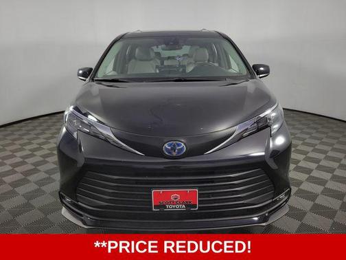Midnight Black Metallic 2025 Toyota Sienna XLE