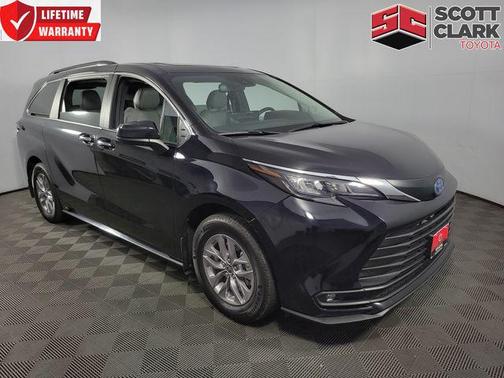 Midnight Black Metallic 2025 Toyota Sienna XLE
