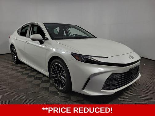 Wind Chill Pearl 2025 Toyota Camry XLE