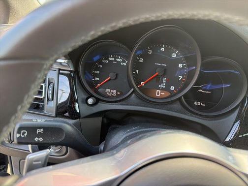 Volcano Grey Metallic 2021 Porsche Macan Macan