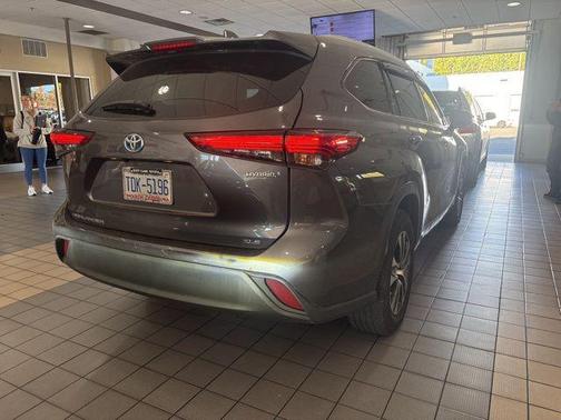 2022 Toyota Highlander Hybrid XLE