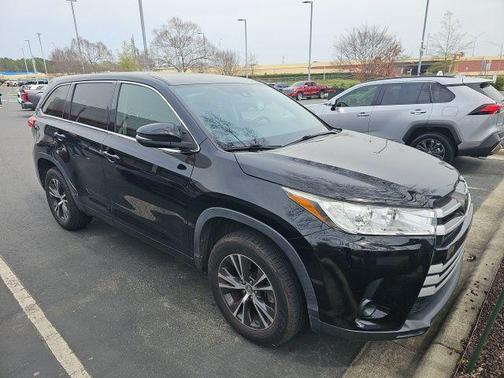 Midnight Black Metallic 2018 Toyota Highlander LE