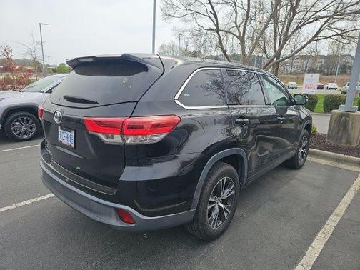Midnight Black Metallic 2018 Toyota Highlander LE