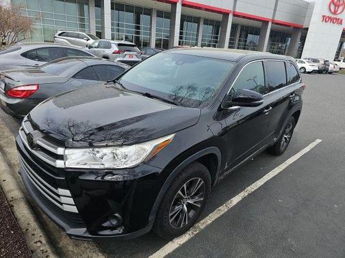 Midnight Black Metallic 2018 Toyota Highlander LE