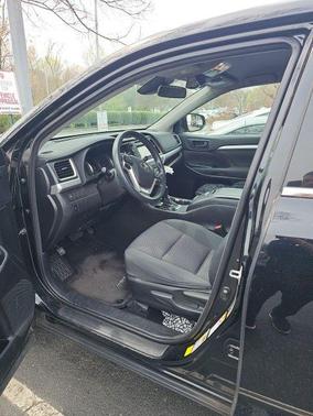 Midnight Black Metallic 2018 Toyota Highlander LE