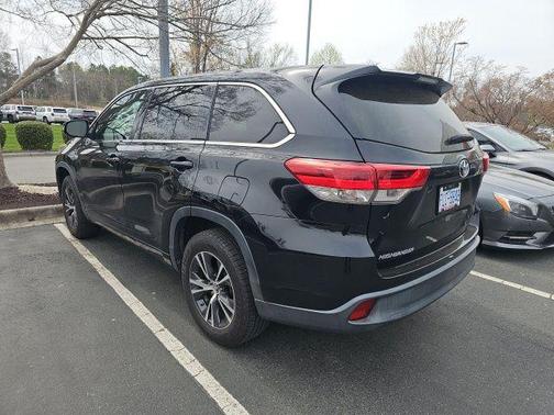 Midnight Black Metallic 2018 Toyota Highlander LE