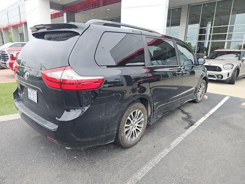 Midnight Black Metallic 2019 Toyota Sienna XLE