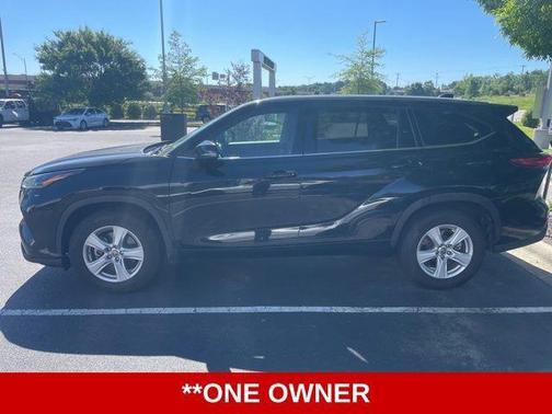 Midnight Black Metallic 2022 Toyota Highlander LE