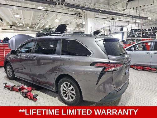 2022 Toyota Sienna LE
