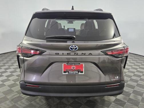 2022 Toyota Sienna LE