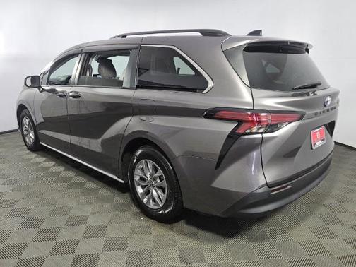 2022 Toyota Sienna LE