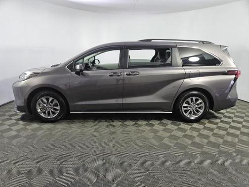 2022 Toyota Sienna LE