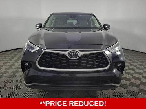 Midnight Black Metallic 2024 Toyota Highlander LE