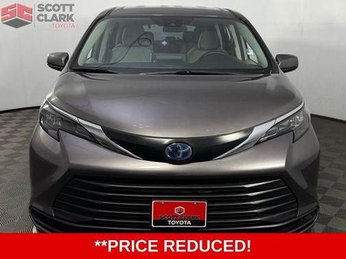 2024 Toyota Sienna LE