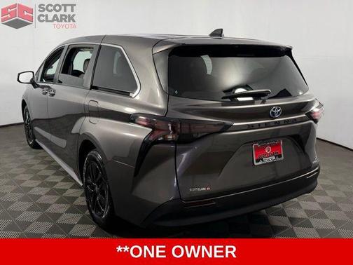 2024 Toyota Sienna LE