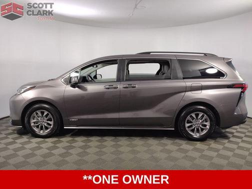 2021 Toyota Sienna LE