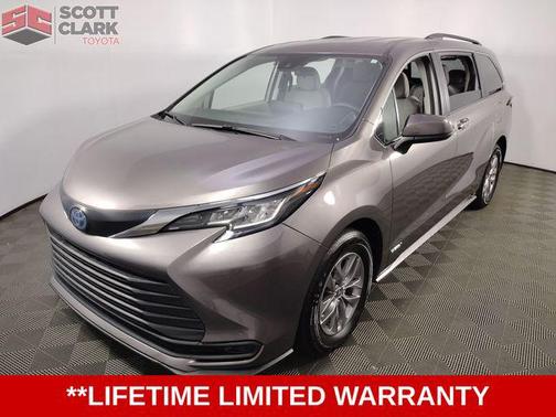 2021 Toyota Sienna LE