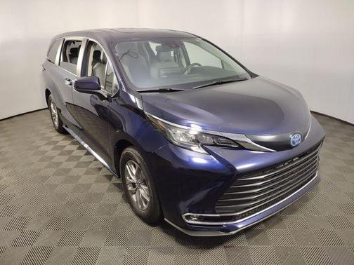 2024 Toyota Sienna XLE 8 Passenger