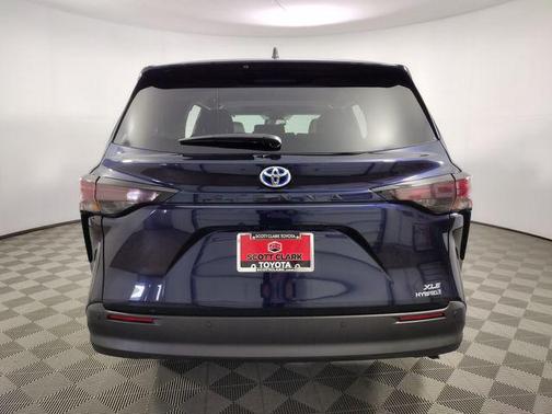 2024 Toyota Sienna XLE 8 Passenger