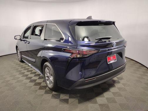 2024 Toyota Sienna XLE 8 Passenger
