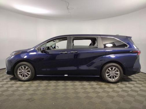 2024 Toyota Sienna XLE 8 Passenger