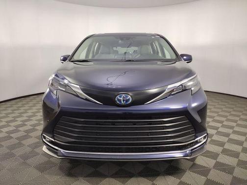 2024 Toyota Sienna XLE 8 Passenger