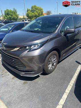 2021 Toyota Sienna LE