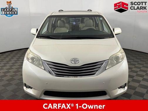 Blizzard Pearl 2017 Toyota Sienna XLE