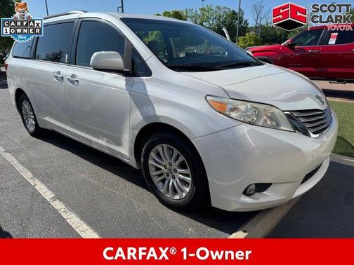 Blizzard Pearl 2017 Toyota Sienna XLE