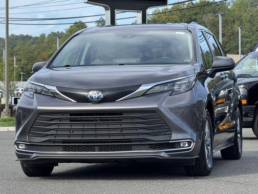 2024 Toyota Sienna XLE 8 Passenger