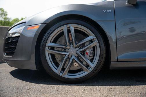 Daytona Gray Pearl Effect/Black Roof 2015 Audi R8 5.2
