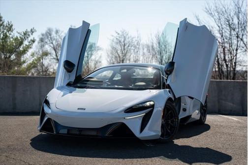 2023 McLaren Artura TechLux