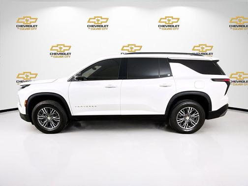 Iridescent Pearl Tricoat 2024 Chevrolet Traverse LT