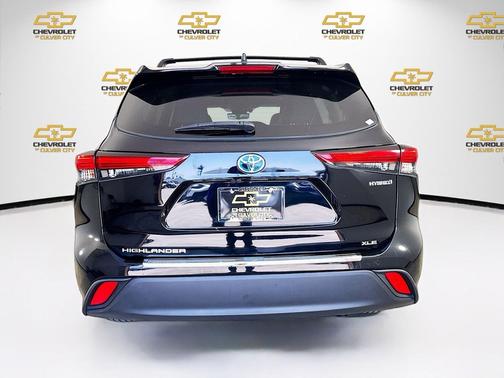 Midnight Black Metallic 2022 Toyota Highlander Hybrid XLE
