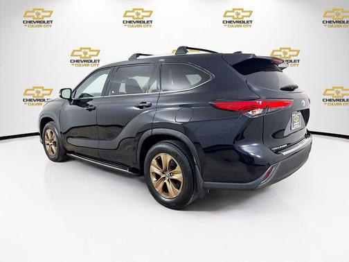 Midnight Black Metallic 2022 Toyota Highlander Hybrid XLE