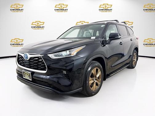 Midnight Black Metallic 2022 Toyota Highlander Hybrid XLE