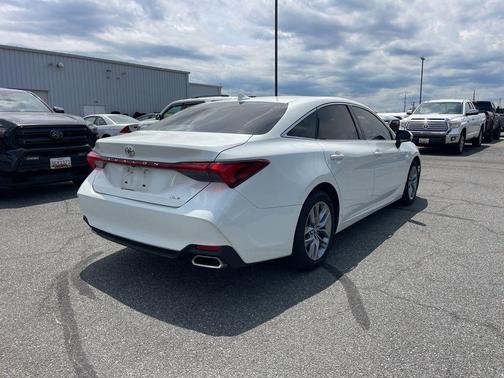 Pearl 2019 Toyota Avalon XLE