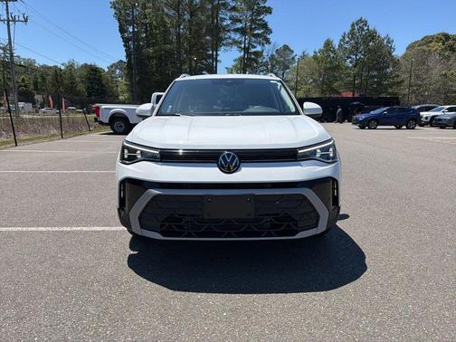 Pure White 2025 Volkswagen Taos 1.5T SE