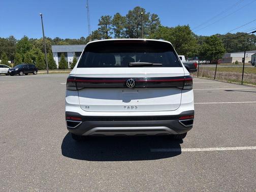 Pure White 2025 Volkswagen Taos 1.5T SE